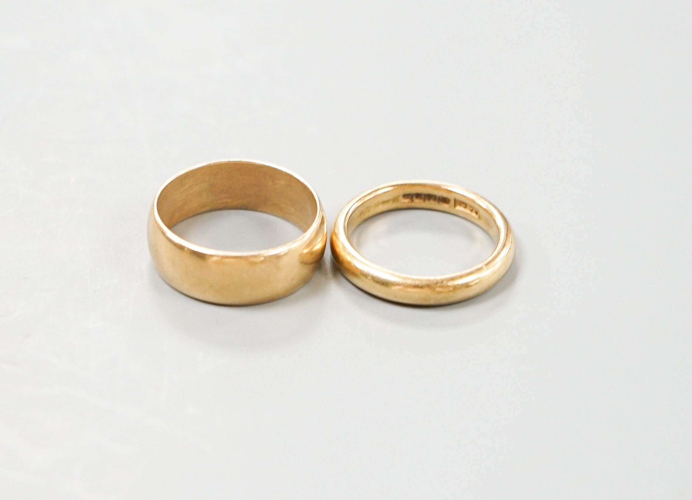 Two 18ct gold wedding bands